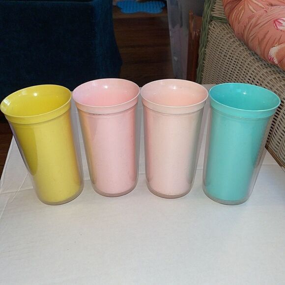 Vtg Mid Century set of 4 plastic tumblers with gold design - Picture 8 of 10